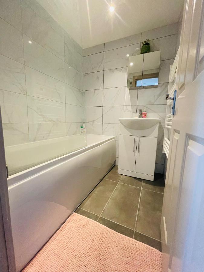 Lovely 1 Bedroom Apartment In ลอนดอน ภายนอก รูปภาพ